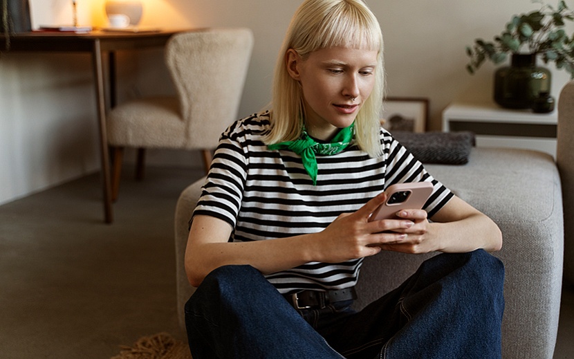 Фото: ru.freepik.com/free-photo/front-view-albino-woman-holding-smartphone_38309226.htm#fromView=image_search_similar&page=1&position=6&uuid=8d19da48-92e2-41d2-9a50-83c8dc3eab28