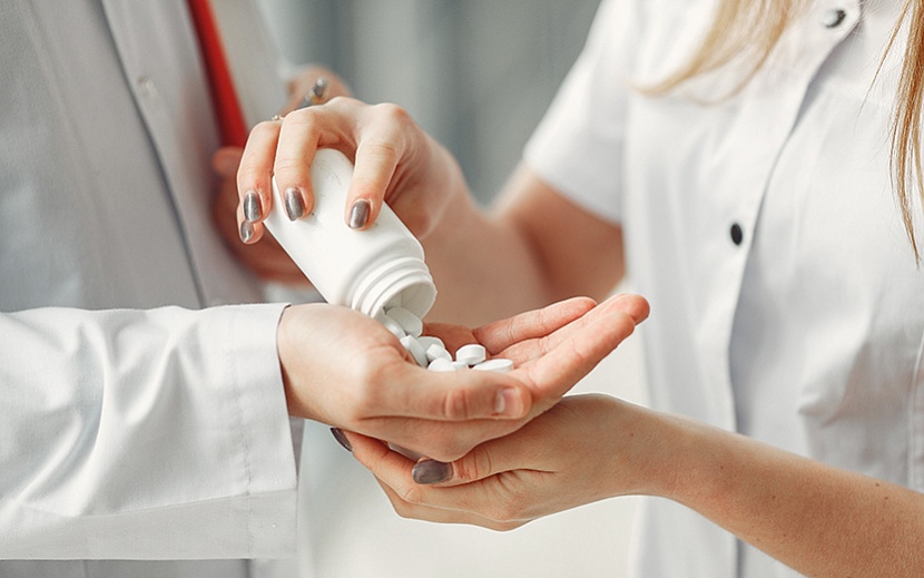 Фото: ru.freepik.com/free-photo/doctor-is-sharing-pills-hands-another-doctor_7282365.htm#fromView=search&page=1&position=6&uuid=b2bc4dc7-58b1-4b5c-9bec-85e5aaaeed1d
