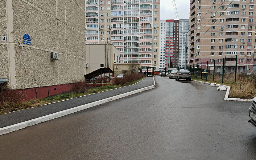 В Ижевске часть придомовой территории с единственной подъездной дорогой продали в частные руки. Фото: автора 