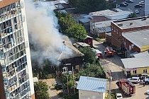 Двухэтажный барак загорелся на 9-й Подлесной в Ижевске