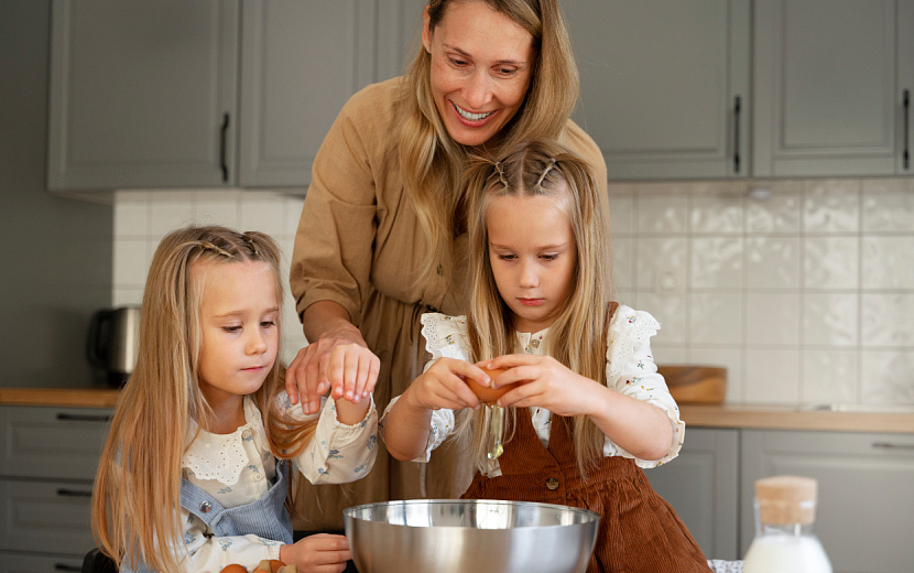 Многие семьи откладывают рождение ребенка по разным причинам. Фото: Freepik. 