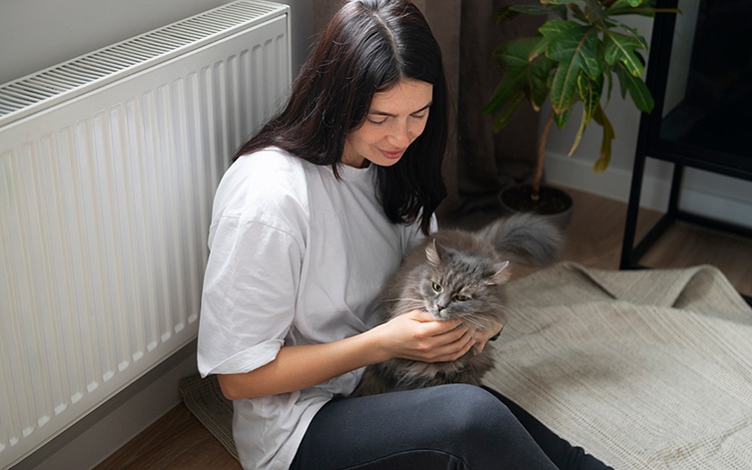 Фото: ru.freepik.com/free-photo/woman-petting-her-cat-home-quarantine_25191484.htm#fromView=image_search_similar&page=1&position=21&uuid=f8edb471-4cdc-4cd3-be6e-f24c4d7d0109