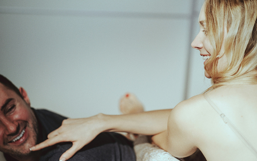 Как чувствовать себя комфортнее и раскрепощеннее с партнером? Рассказываем. Фото: Unsplash