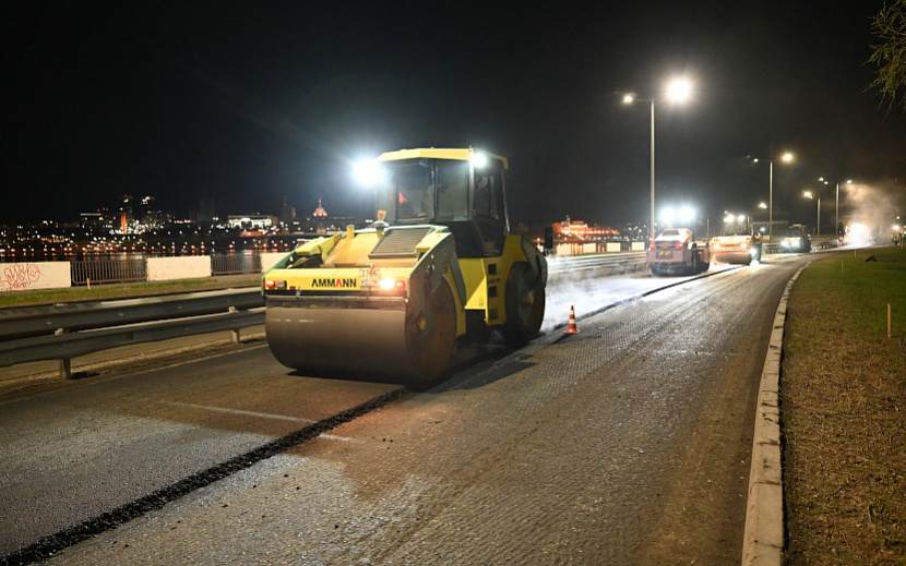 Современные технологии позволяют дорожникам Удмуртии отмерять до сантиметров точный слой асфальтобетона, поперечную и продольную ровность поверхности при укладке смеси. Фото: Эдуард Карипов