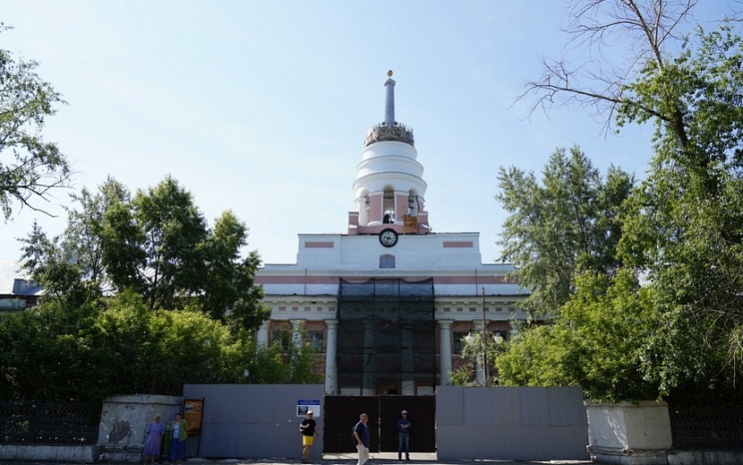 Символ Ижевска вновь высится над городом. Фото: Мария Бакланова