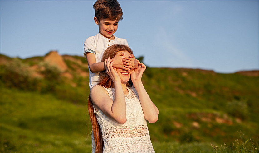 Рассказываем, как не превратить сына в маменькиного сыночка. Фото: envato elements.