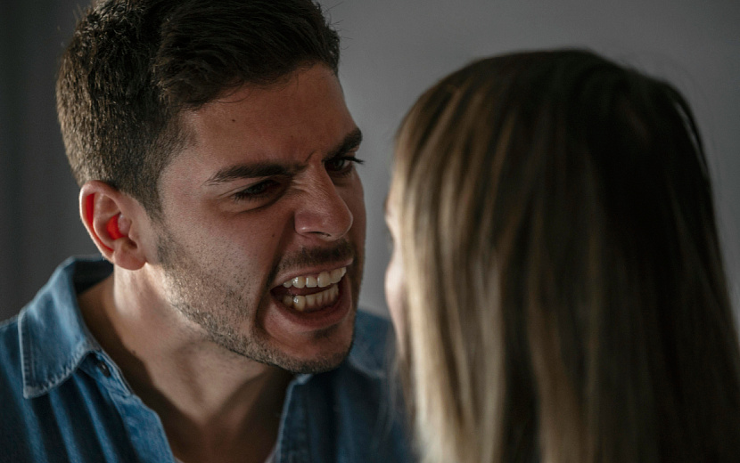 Рассказываем, как распознать жертву домашнего насилия среди близких людей. Фото: Freepik. 