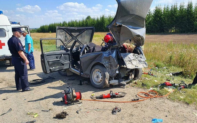 «Ниву» пришлось разрезать. Фото: пресс-служба ГУ МЧС по Удмуртии