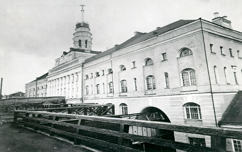 Главный корпус Ижевского завода, башню которого венчает двуглавый орел. Фото: НМУР