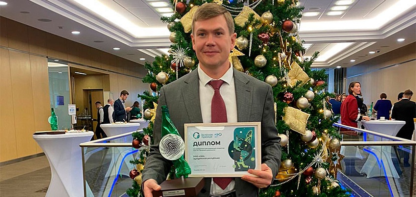 Иван Маринин, директор Регоператора Удмуртии, с наградой «Зеленой премии»