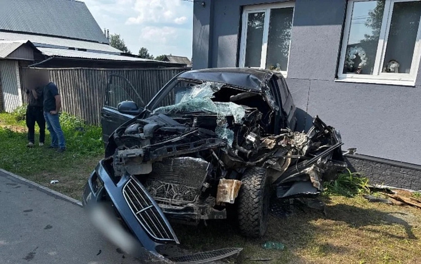  После сильного удара на встречной полосе внедорожник отлетел в стену частного дома. Фото: Госавтоинспекция Удмуртии