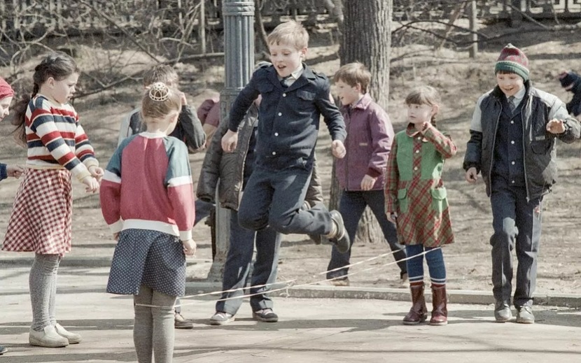 Прыгали на резинке и играли в вышибалы. Фото: Moslrnta.ru
