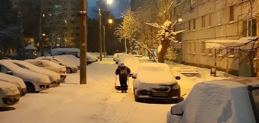 Снег захватил дворы Ижевска. Фото: очевидец