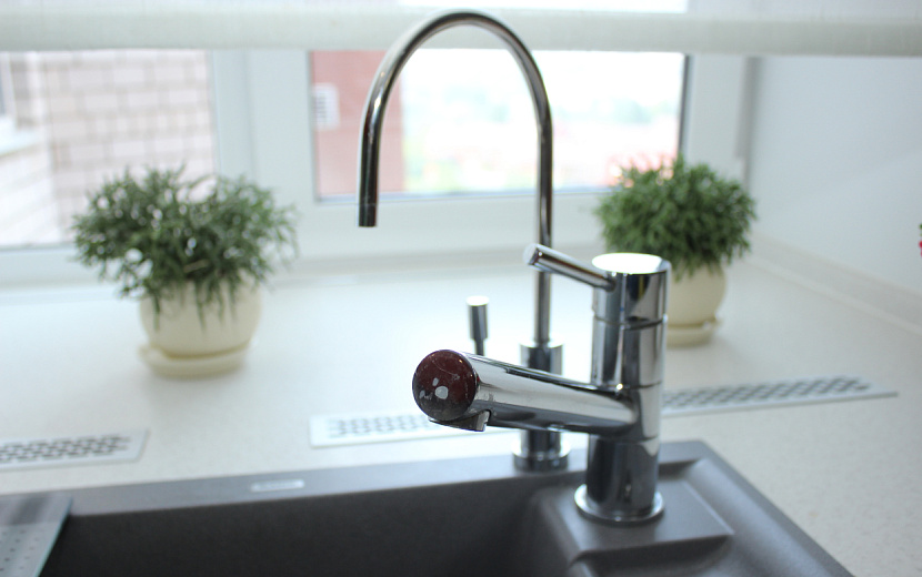 Только 10% жителей Ижевска не спокойно пьют воду из крана. Фото: Сергей Грачев