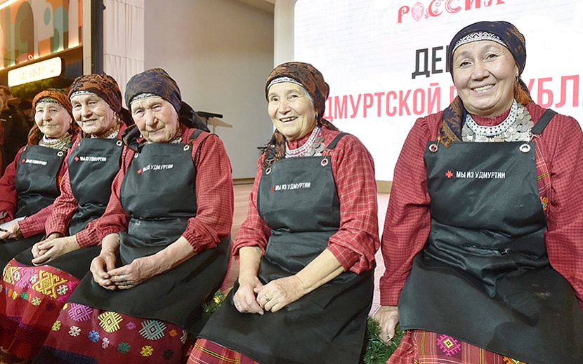 «Бабушки из Бураново» на выставке ВДНХ в Москве. Фото: Эдуард Карипов, пресс-служба Главы и Правительства Удмуртии