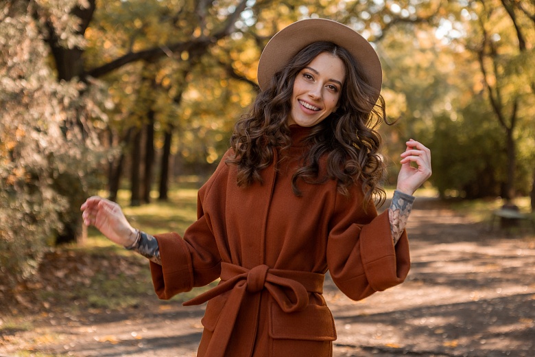 Осенью важен особый уход за кожей и волосами. Фото: Freepik.