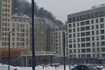 Строящийся дом загорелся на улице Тарасова в Ижевске