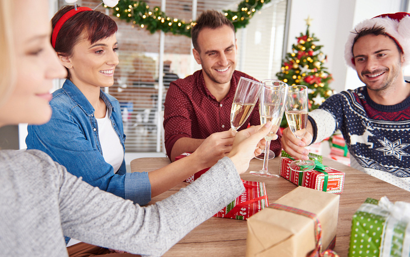 Рассказываем, что подарить коллегам на Новый год. Фото: Freepik. 