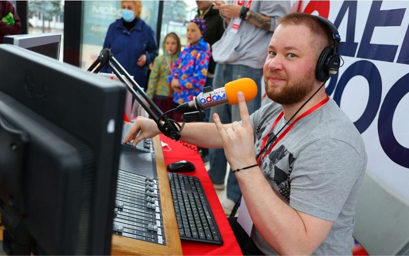 Традиция проводить Открытую студию радио «Адам» на Центральной площади Ижевска в День города существует более 5 лет. Фото: Амир Закиров