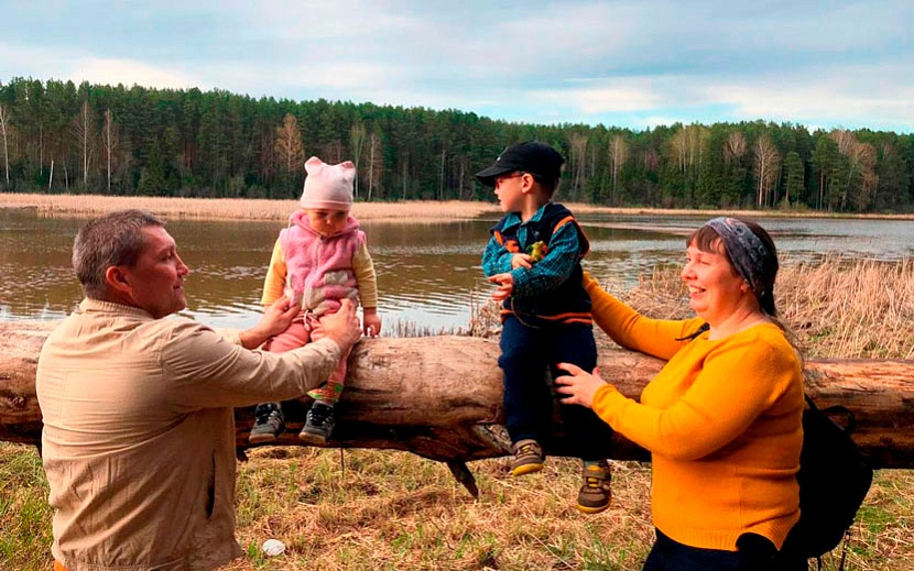 Многодетная мама из Можги Наталья Якимова с мужем и младшими детьми. Фото: из личного архива героини