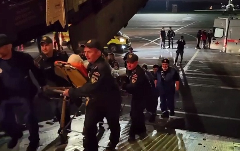 Пострадавших во время атаки беспилотников на Москву в полете сопровождали медицинские специалисты и психологи. Фото: МЧС России 