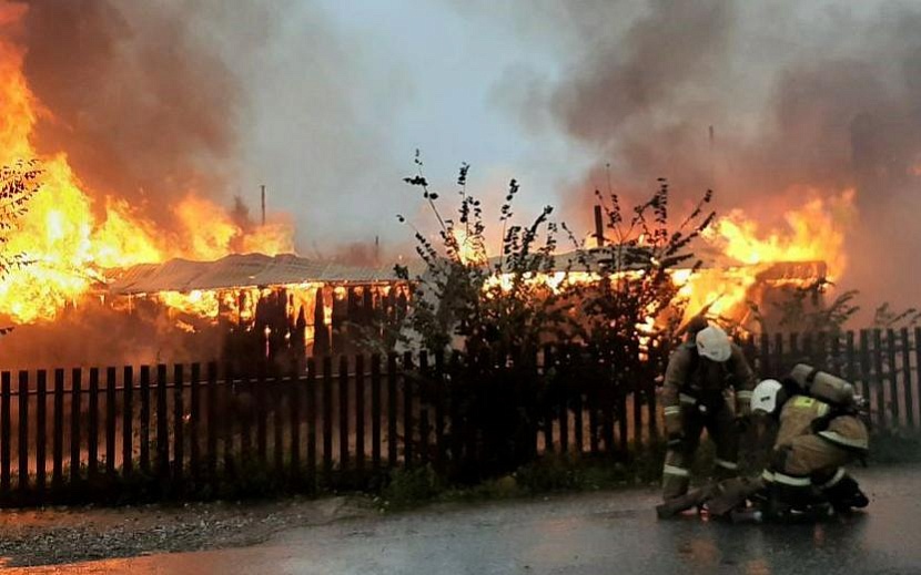 Какой завод горел в ижевске. Пожары. Пожар в Ижевске. Ижевск баня Терем сгорел. Московский пожар.