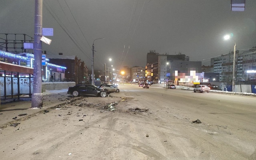 Две иномарки столкнулись в Ижевске около полуночи. Фото: Госавтоинспекция Удмуртии