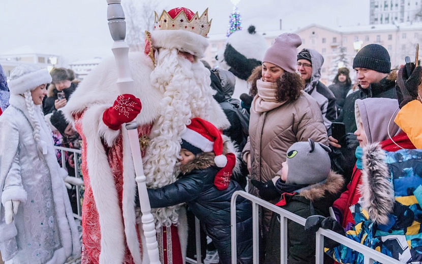 Ижевчане согрелись теплом Дедушки Мороза. Фото: Маша Бакланова 