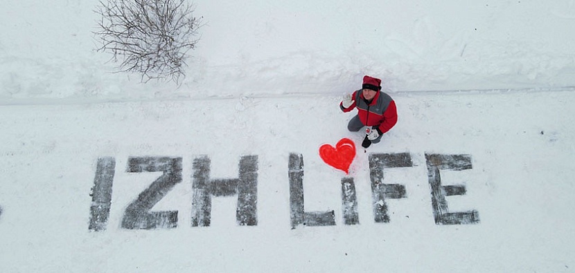 Семен Викторович Бухарин нарисовал на снегу логотип IZHLIFE. Фото: Сергей Грачев