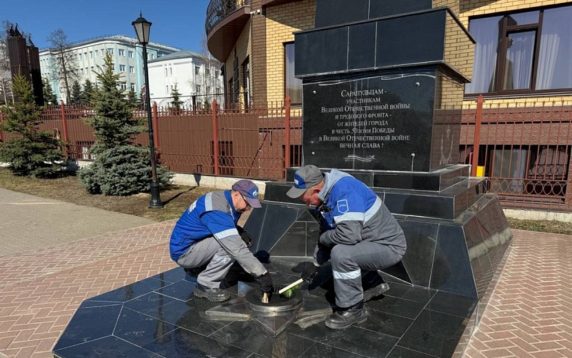 Перед техническим обслуживанием мемориалов в Ижевске и Глазове частицу Вечного огня переносят в защищенные лампады. Фото: Газпром межрегионгаз Ижевск