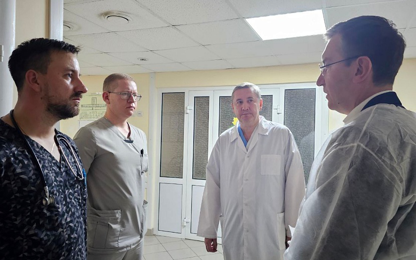 Ярослав Семенов (справа) встретился с лечащим врачом пострадавшего школьника. Фото: https://t.me/yaroslav_semenov