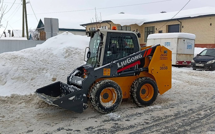 Новая снегоуборочная техника уже выехала на улицы Ижевска. Фото: Максим Александров