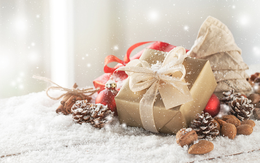 Подборка интересных подарков до 2000 рублей. Фото: Freepik.