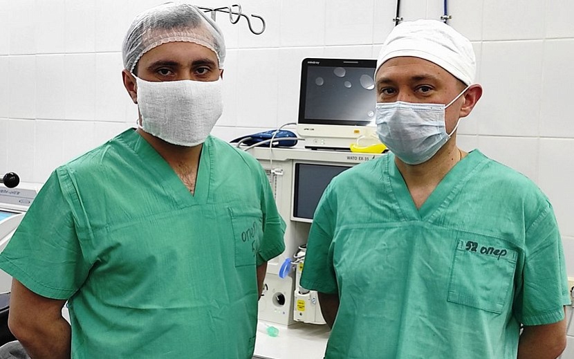 Операцию выполнили врачи-хирурги Азат Бакиров и Радик Мугниев. Фото: пресс-служба Минздрава Удмуртии