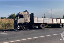 Фура загорелась на дороге под Ижевском