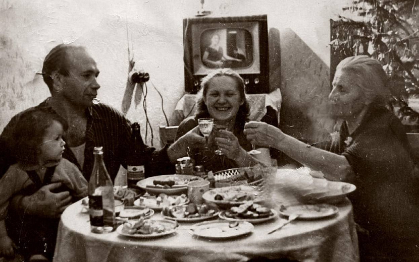Праздничный стол в СССР Фото: ussrphotoss