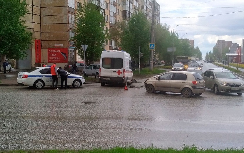 Скорая столкнулась с иномаркой в Ижевске. Фото: ИГГС, vk.com/udmurtiya18rus
