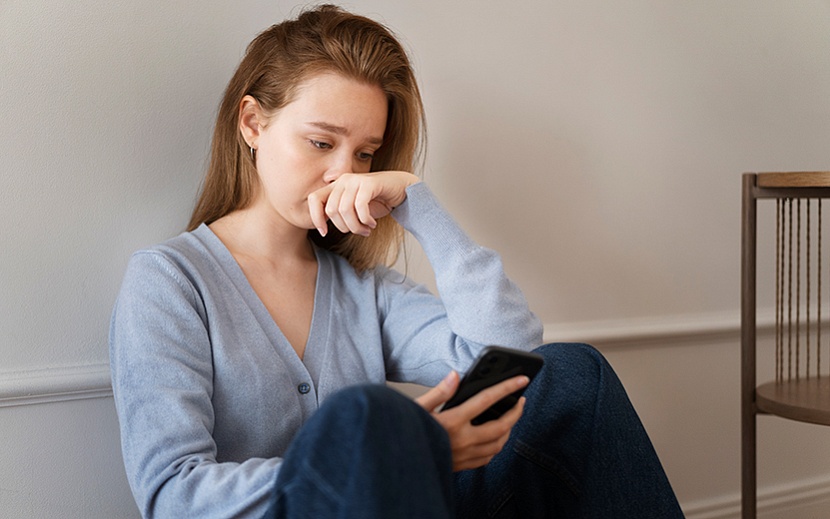 Фото: ru.freepik.com/free-photo/medium-shot-anxious-woman-holding-smartphone_27830432.htm#fromView=search&page=1&position=7&uuid=d742cd8f-27d0-4c92-ba91-152f66af2255