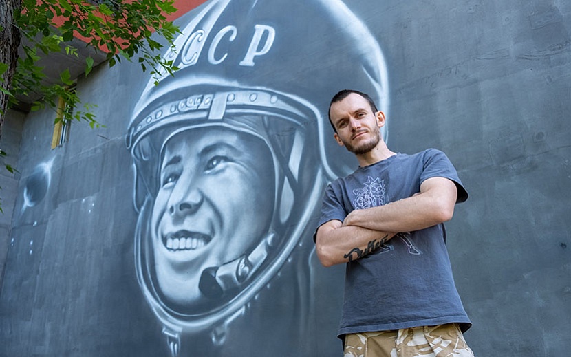Дмитрий Костицын и новое граффити с Гагариным. Фото: Сергей Грачев