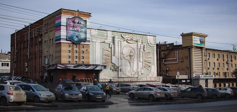 Барельеф «Юность» на улице Пушкинской в Ижевске