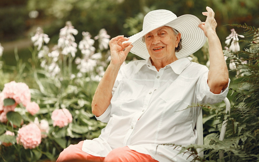 Рассказываем, как родственникам помочь сделать жизнь пожилого человека лучше. Фото: Freepik. 