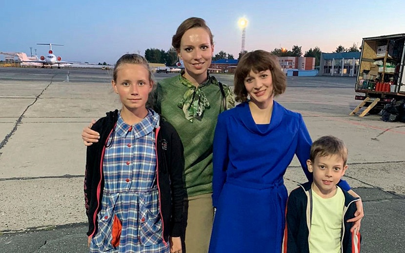 Екатерина с детьми вместе с главной героиней фильма - с Надеждой Калегановой. Фото предоставлено героиней