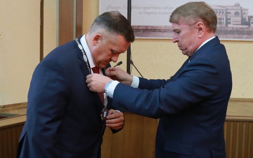 Председатель гордумы Фарит Губаев (справа) вручает Дмитрию Чистякову знак Главы Ижевска. Фото: городская администрация. 