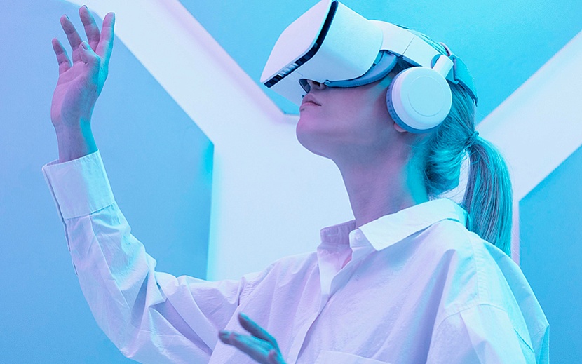 Фото: ru.freepik.com/free-photo/woman-wearing-virtual-reality-simulator_13327688.htm#fromView=search&page=4&position=44&uuid=2a709449-cbba-420c-a0d2-5497fef5d1d1