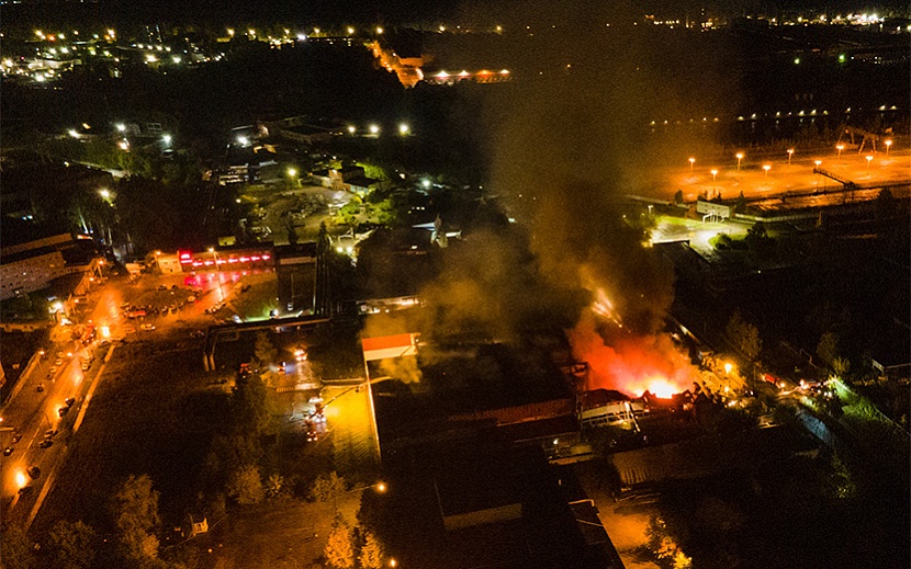 Площадь пожара превысила 5 тыс. кв. метров. Фото: Сергей Грачев