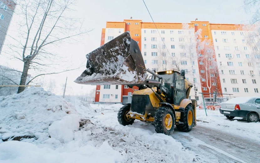 Подрядчик должен будет вывозить снег с улиц Ижевска до конца года. Фото: Мария Бакланова