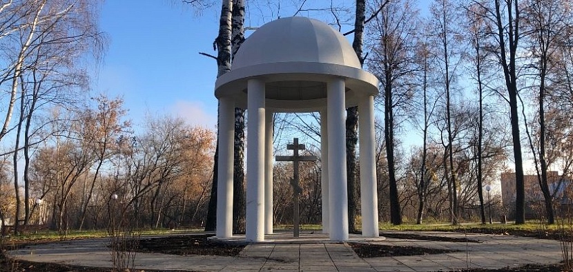 В центре сквера расположен крест Фото: Сергей Грачев