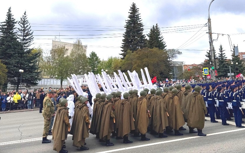 Всего прошло 42 парадных расчета. Фото: Юлия Тарасова