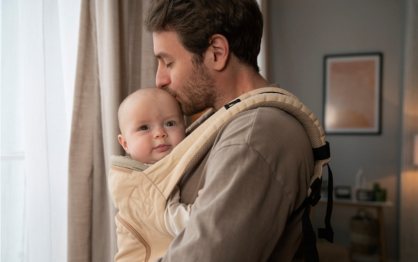 Часто мужчины стесняются воспитывать своих детей из-за стереотипов в обществе, поэтому все ложится на плечи женщины. Фото: Freepik.