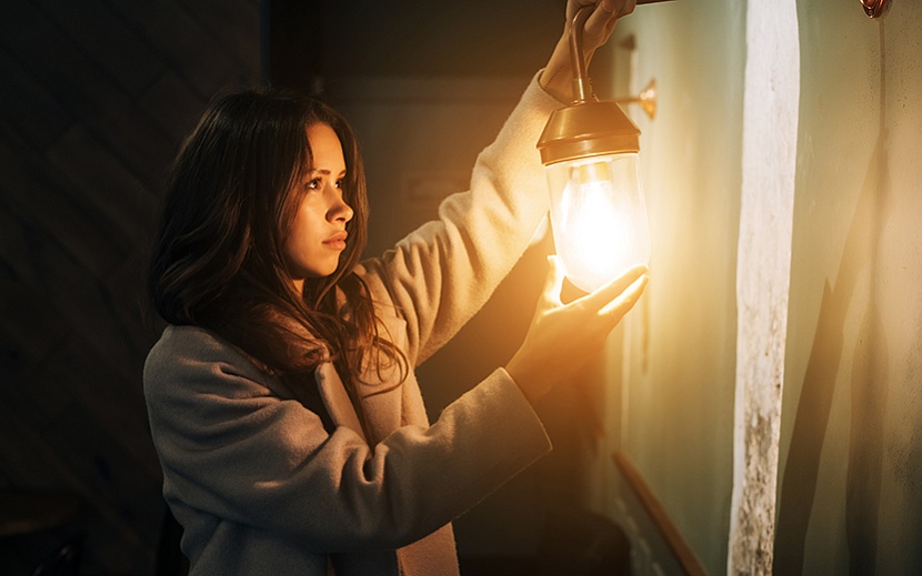 Фото: ru.freepik.com/free-photo/young-beautiful-woman-holds-her-hand-small-wall-lamp_6060183.htm#fromView=search&page=1&position=15&uuid=567ad2f1-796d-4827-aae9-840316840699